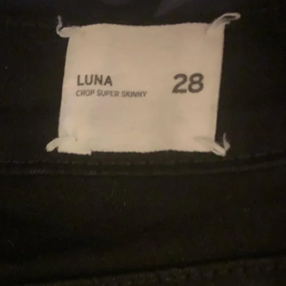 New HUDSON Luna Super Skinny jeans w/gold chainlink trim - Picture 4 of 7